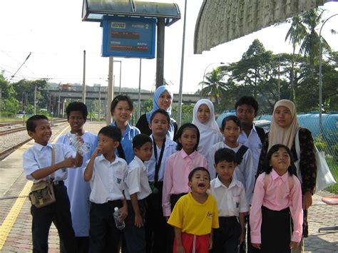 Jabatan pendidikan khas, kementerian pelajaran malaysia telah mendefinisikan murid yang mengalami masalah pembelajaran sebagai murid yang mempunyai masalah kognitif yang dianggap boleh diajar dan boleh mendapat manfaat pendidikan formal. Pendidikan Khas Masalah Pendengaran