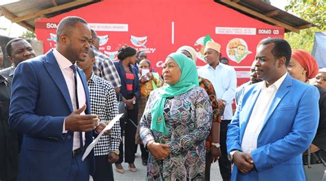 © stringer/reuters die neue tansanische präsidenten samia suluhu hassan legt den eid auf die verfassung ab. MAKAMU WA RAIS SAMIA SULUHU HASSAN AHITIMISHA MAONESHO YA WAKIZIMKAZI MWAKA 2020 - MICHUZI BLOG