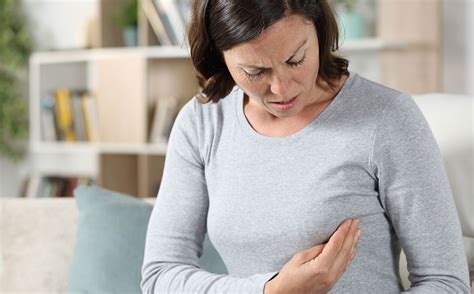 dor nos seios veja 6 condições que podem causar dor no peito
