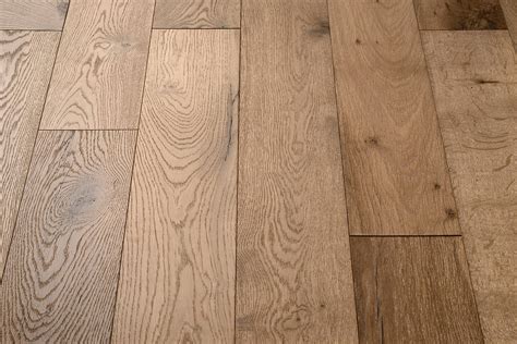 Le parquet contrecollé est composé de trois couches de bois. Parquet contrecollé chêne Rustika Vernis, parquet pas cher