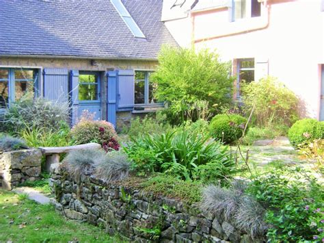 A Courtyard Garden For A Woodland Cottage Globetrotting Gardener