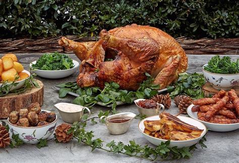 Christmas dinner in australia is based on the traditional english version.2 however due to christmas falling in the heat of the southern hemisphere's summer, meats such as ham, turkey and. Traditional English Christmas Dinner Menu - This is what's ...