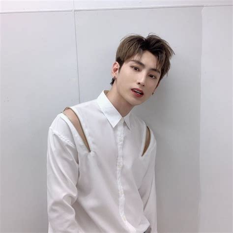 Pop music performer who rose to fame family: 11 Potret Isaac Voo IN2IT, Idol KPop Pertama Dari Malaysia