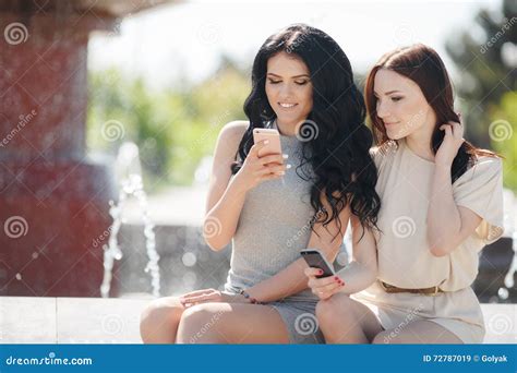 Zwei Freundinnen Passen Das Video Auf Dem Smartphone Auf Stockbild Bild Von Hängen Lang 72787019