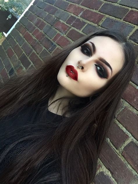 Many of these looks remind me greatly of the black stripe daryl hannah as pris the android sprays over her. Pin en Gothic. Gothabilly. Nu goth. Punk. Vampire. Witch.
