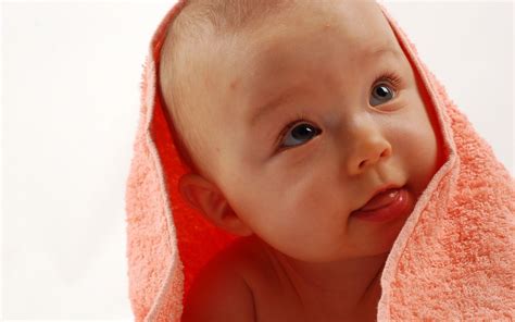 Babydecke kinderdecke kuscheldecke aus baumwolle und waffelpique. Kind unter einer Decke