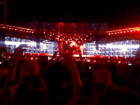 Noi, che un attimo ci sentiamo all'apoteosi, per lui probabilmente ques'apoteosi avviene sul palco x' ci sono migliaia(può essere?)di persone che cantano con lui, che magari han fatto un viaggio non corto. LIGABUE Campovolo 2.0 "Tra palco e Realtà" 16-07-2011 ...