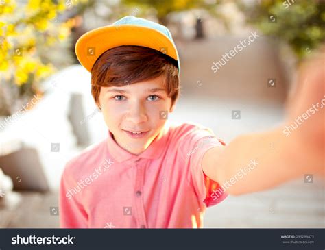 Peruuta peruuta seuraamispyyntösi käyttäjälle @teen_boy16. Smiling Kid Boy 14-16 Year Old Taking Selfie Outdoors ...
