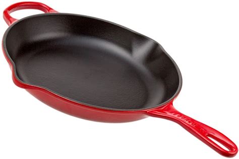 Perfect for sizzling meat, poultry and vegetables quickly and evenly, it holds back the fat and adds authentic grill lines to your food. Le Creuset cast-iron grill pan / skillet 26 cm round, red ...