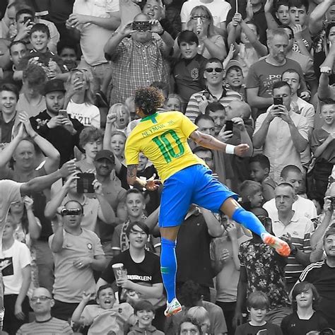 Neymar, 25, gehört mit einem wochengehalt von umgerechnet 665.000 euro zu den bestverdienensten sportlern der welt. Neymar - Steckbrief, News, Bilder | GALA.de