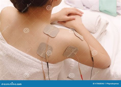 De Aziatische Vrouw Doet Massage Van Elektro Stimulatie Tientallen Stock Foto Image Of