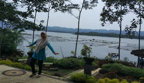 Bermain keliling danau dan makan ikan jadi unggulan di tempat wisata itu. Tiket Masuk Bendungan Karangkates / Bendungan karangkates biasa disebut bendungan sutami ...