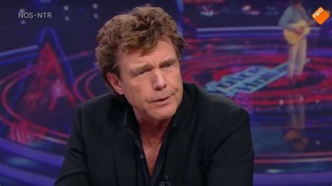 Hij heeft van sbs 6 geen enorm succes kunnen maken en dat voelt voor hem als een nederlaag, stelt de volkskrant. John de Mol neemt persbureau ANP over