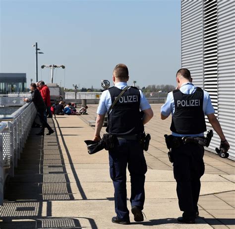 We did not find results for: Düsseldorf: Mutmaßliches IS-Mitglied am Flughafen gefasst ...