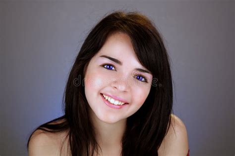 Brunette Hermoso Con Los Ojos Eléctrico Azules Foto De Archivo Imagen