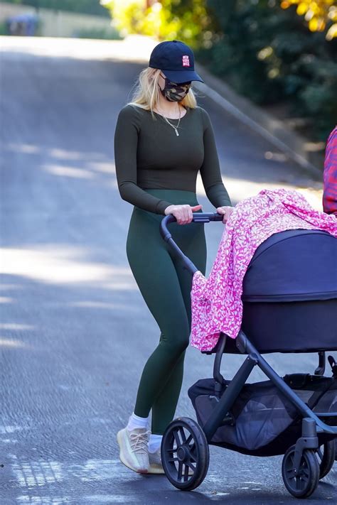 At least that's what it appears she's trying to tell the world. SOPHIE TURNER and Joe Jonas Out with Their Daughter Willa in Los Angeles 11/25/2020 - HawtCelebs