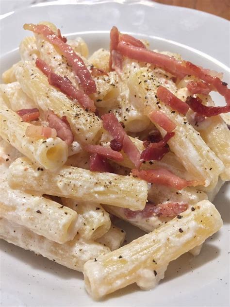 Se cercate una versione alternativa (e avete qualche ingrediente in più in frigorifero), provate anche la variante con le fave , al basilico , o le pappardelle con zucchine trifolate e crema di ricotta all'arancia ! Pasta speck e ricotta | I sapori dei ricordi
