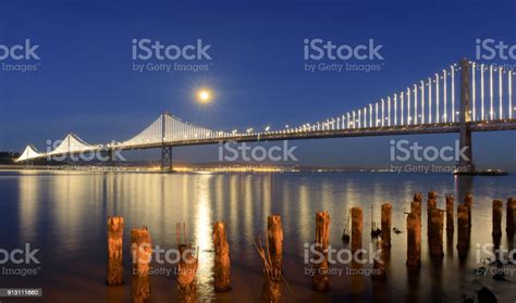 샌 프란 시스 코오클랜드 베이 브리지 보름달 황혼에서 증가와 오클랜드 캘리포니아에 대한 스톡 사진 및 기타 이미지 오클랜드