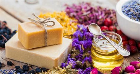 Ecco come fare il sapone liquido in casa dunque, per chi ama i prodotti naturali, le cose fai da te, per chi vuole riempire un pomeriggio e naturalmente per chi vuole risparmiare. Come Fare Il Sapone Liquido E Di Marsiglia In Casa