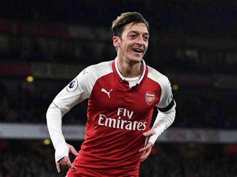 Ozil Stars As Arsenal Thrash Huddersfield Football Gulf News