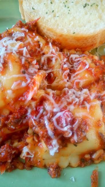 Stir in spaghetti sauce, tomato sauce and italian seasoning. Back to School Simple Slow Cooker Ravioli Lasagna | Slow ...