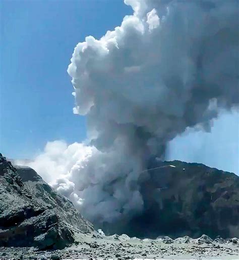 6 Dead 30 Hospitalized In New Zealand Volcano Eruption Aftermath