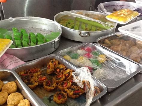Perak tempoyak , rendang tok , limau tambun , kopi putih, ayam taugeh, mi udang banjir. Kuih Muih Tradisional Negeri Melaka - Contoh Diam