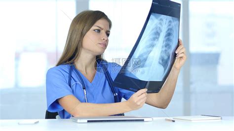 重度女医生检查病人肺高清图片下载 正版图片507422805 摄图网
