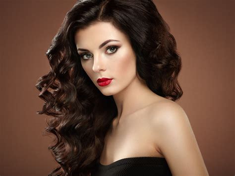 Brunette Woman With Curly Hairstyle Curly Hair Styles Beautiful Hair Hairstyle
