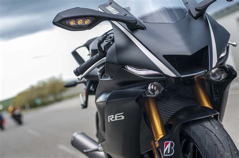 This driver kept bugging me to turn off my high beam on a cloudy day. Up-Close with the 2017 Yamaha YZF-R6 - Asphalt & Rubber