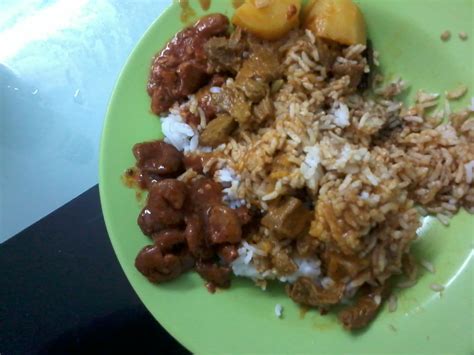 Bagian yang digunakan adalah otot longissimus dorsi yaitu otot bagian pungung. Gulai daging kerbau Wardah masak...