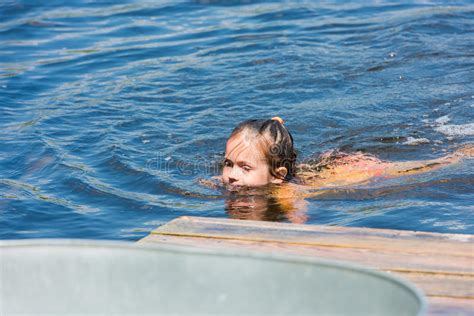 La Petite Fille Se Baigne Dans Le Lac Photo Stock Image Du Fort