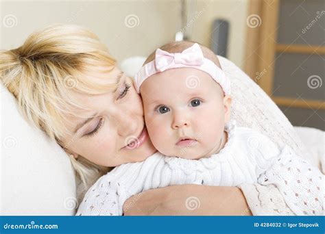 Sirva De Madre Abrazan A Su Bebé Foto De Archivo Imagen De Alegre
