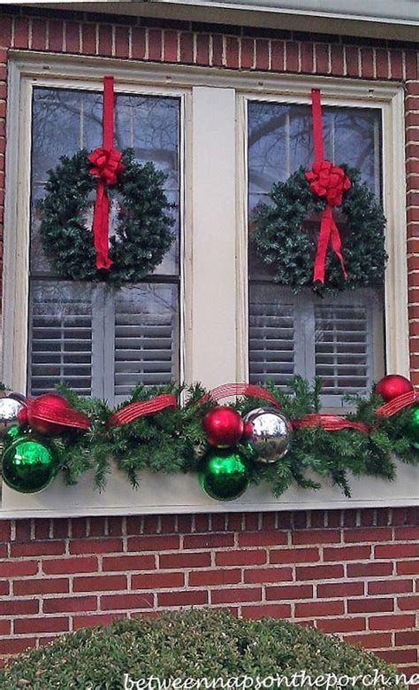 10 Outdoor Christmas Wreaths For Windows