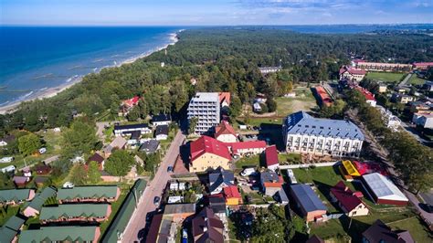 Oferujemy państwu wypoczynek w budynku hotelowym oraz w 28 nowych domkach wykonanych z drewnianych bali, z łazienką i sypialnią z piętrowymi łóżkami. Hotel Król Plaza Spa & Wellness Jaroslawiec, Polsko - 3 ...