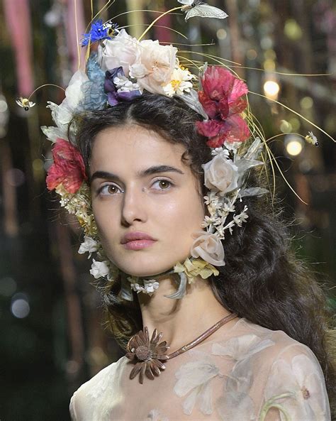 This Is The New Way To Wear A Flower Crown Flower Fashion Gala