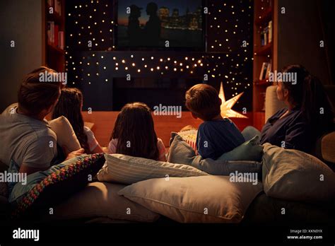 Familia mirando tv fotografías e imágenes de alta resolución Alamy