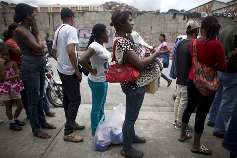 La Vida En Venezuela Transcurre En Largas Y Peligrosas Filas