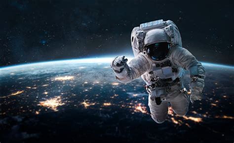 Astronauta W Kosmosie Nad Ziemią Nocną Zdjęcie Stock Obraz Złożonej