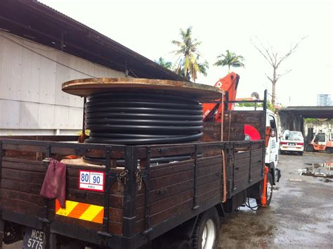 Cermin lori berkenaan terbuka manakala cermin belakang pecah ketika dijumpai, katanya kepada pemberita selepas. Lori Kren Service: lori Kren 3 tan 3 tone lorry crane
