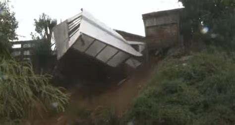 Estructura Termin Cayendo Por La Ladera De Un Cerro Producto De Las