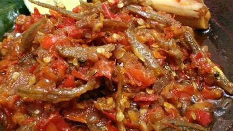 Terakhir potong buah jeruk tumbuk kedalam sambal, cek rasanya. Resep Sambal Goreng Ikan Teri Kering