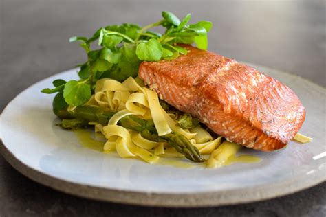 Warm gerookte zalm met tagliatelle en asperges