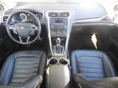 Découvrez l'intérieur du modèle fusion ford se ta de 2013, y compris les sièges disponibles, la capacité de chargement, l'espace aux jambes, les options, etc. 2013 Ford Fusion - Pictures - CarGurus