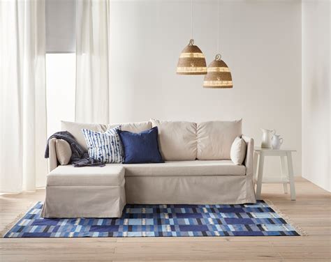Berikut ini adalah salah satu jenis model kursi tamu mewah yang sangat cocok untuk diletakkan di ruangan dengan ukuran kecil milik anda. 7 pilihan sofa ruang tamu kecil agar ruangan terasa lebih ...