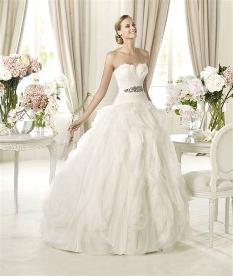 Wedding dresses and wedding fashion collection galleries for alexia designs, justin alexander, alfred angelo, christina wu and many others. DressyBridal: Fashion Trend:Wedding Dresses with Feathers