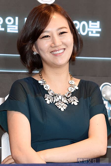 냉장고에 짜투리 야채가 왜이리 많은건지 엄마 친구분이 미나리 엄청 주시고 오이, 상추, 양파까지 너무 많아서 그래서 요즘 의도치 않게 야채를 많이 먹고 있는데요 이번에는 야채 듬뿍 넣어 도토리묵 무침. 포토 장윤정 아름다운 엄마 미소 | 한경닷컴