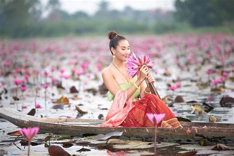 Wanita Thailand Dalam Pakaian Tradisional Dengan Bunga Teratai Merah