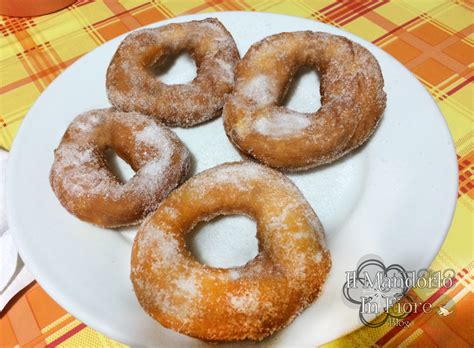 Ciambella rustica dolce con corn flakes, cioccolato, ricetta dolce da colazione, facile, ricetta leggera, dolce senza burro e olio, ciambella con farina integrale. Ciambelle con lo zucchero