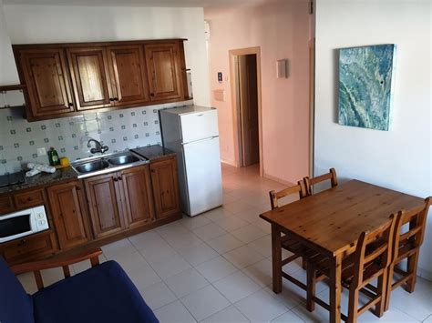 A few minutes walk south of the cala banca beach is a small shopping area. Apartamentos Piscis, Cala Blanca (Menorca) - Atrapalo.com